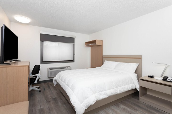 1 Queen Bed (2 of 18)