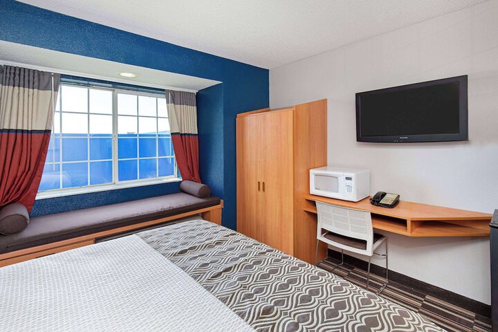 1 Queen Bed Accessible (27 of 32)