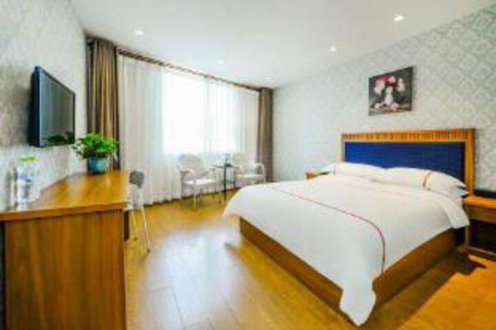 Room 8 of 10