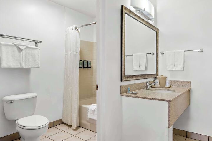 2 Queen Beds High Speed Internet Accessible Microwave and Refrigerator, Coffee Maker Iro (6 of 9)