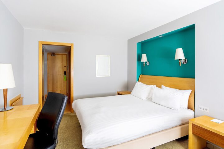 Room 13 of 189