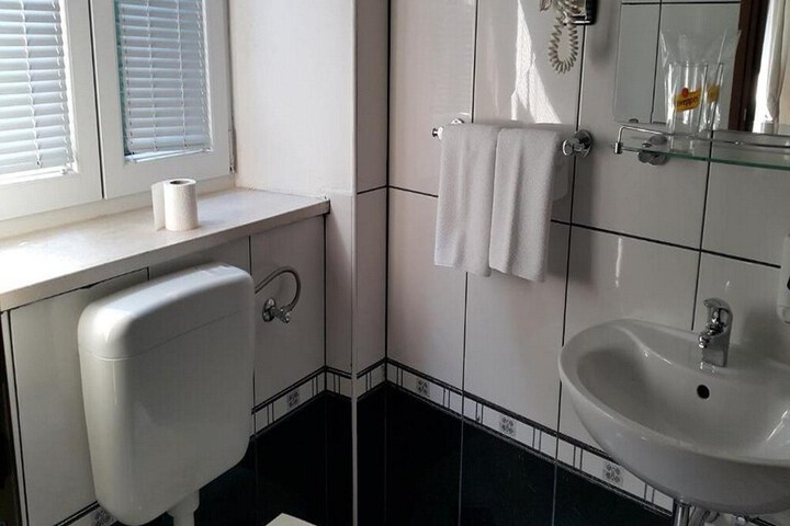 Room 67 of 95