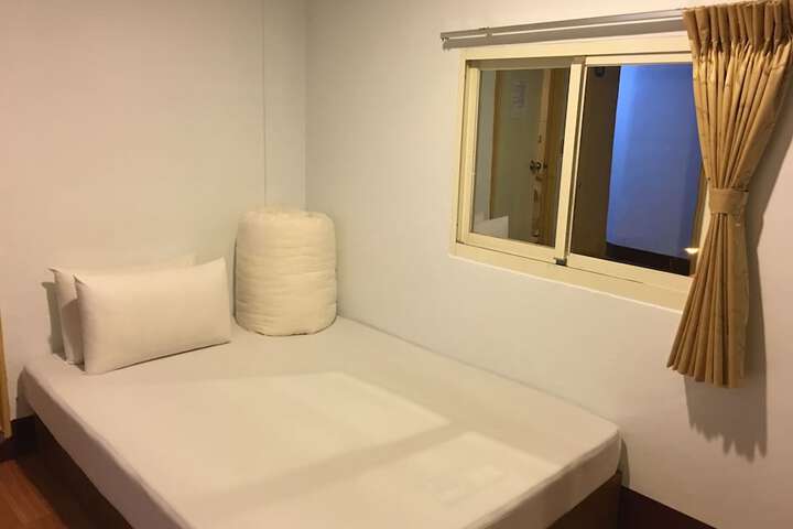 Room 6 of 42