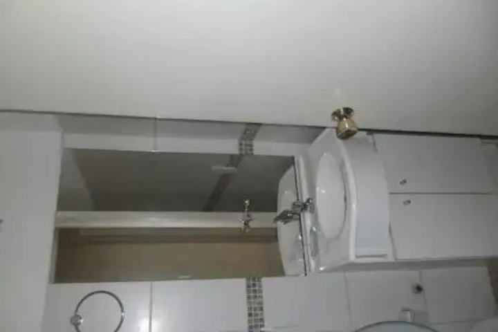 Room 5 of 9