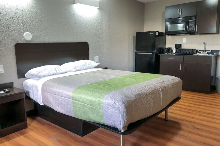 2 Queen Beds Kitchen (5 of 10)