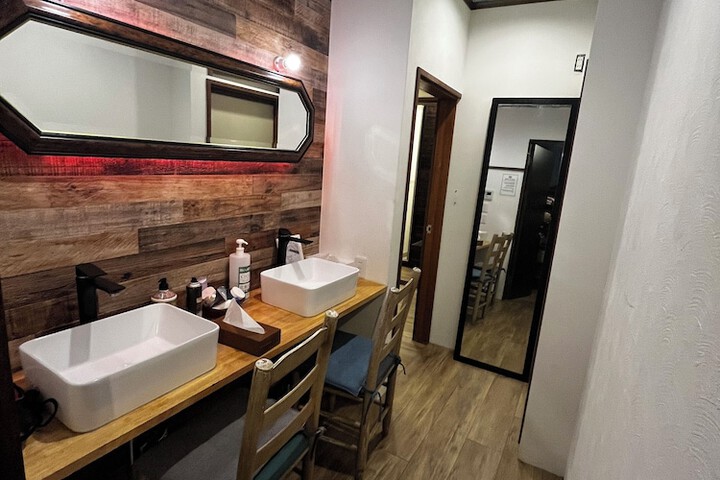 Room 8 of 172