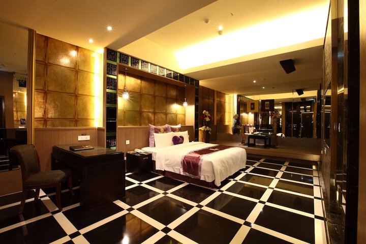 Room 5 of 32