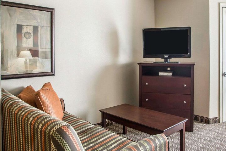 1 King Bed Business Room Efficiency Suite Upgrade (11 of 30)