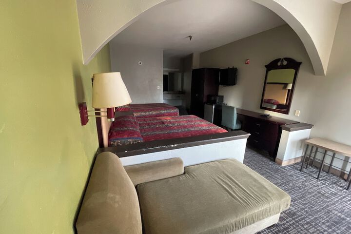 Room 11 of 28