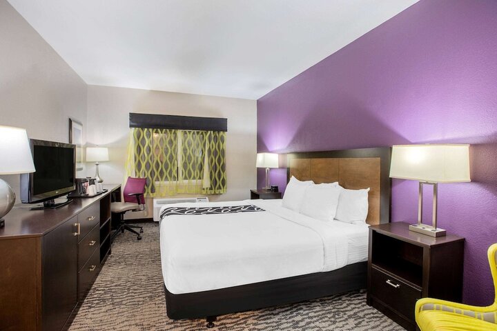 1 King Bed (6 of 16)