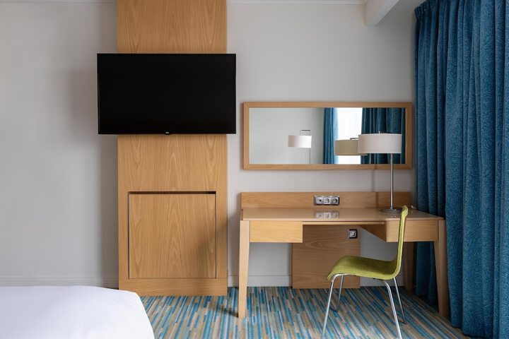 Room 37 of 228