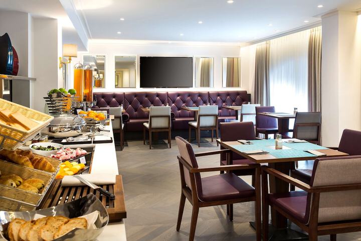 Lounge 79 of 85