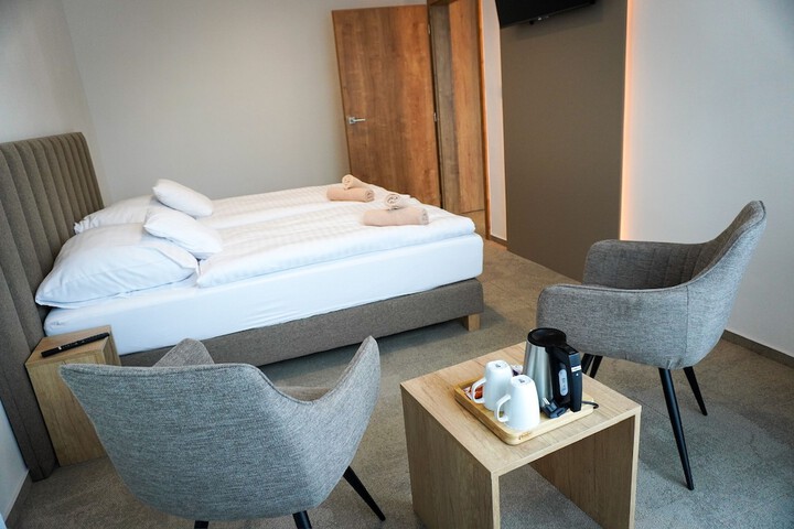 Room 12 of 76