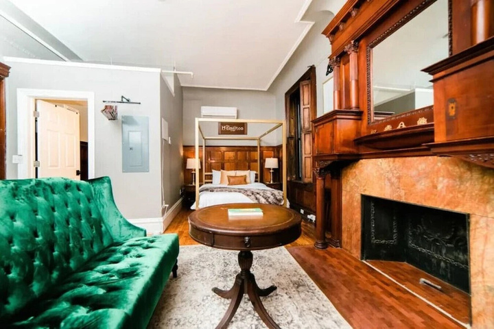 Room 4 of 10