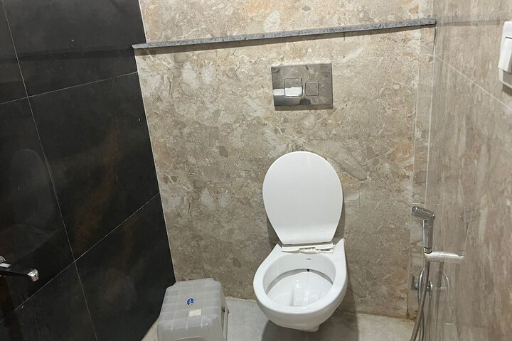 Room 7 of 8