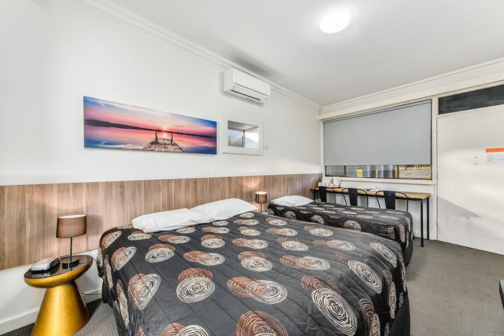 Room 9 of 18