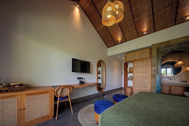 Room 33 of 84