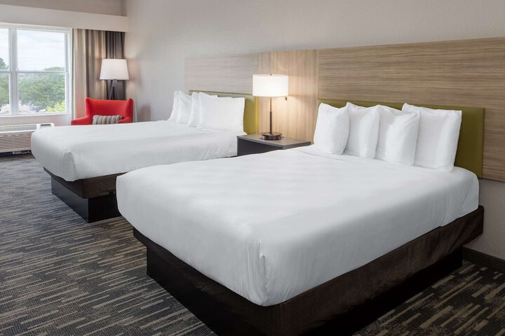 2 Queen Beds (12 of 14)