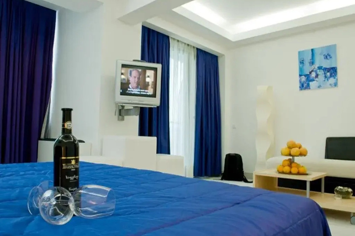 Room 5 of 16