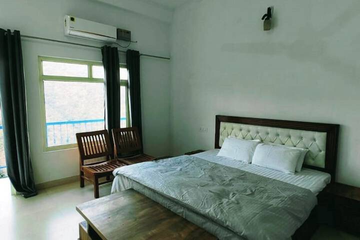 Room 12 of 34