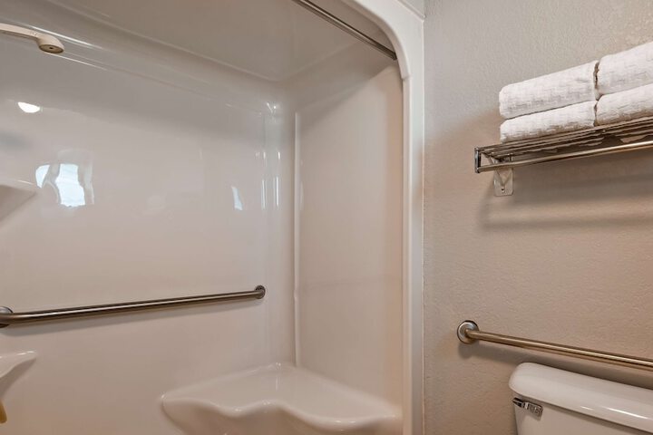 2 Queen Beds Pet Friendly Room Pillow Top Mattress Microwave and Refrigerator High Speed Internet Accessible Coffee Maker Full Breakfast (15 of 17)