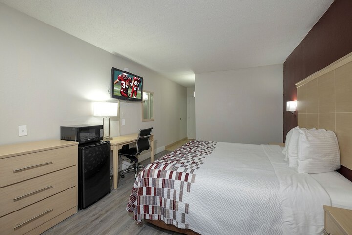 Deluxe King Room (8 of 9)
