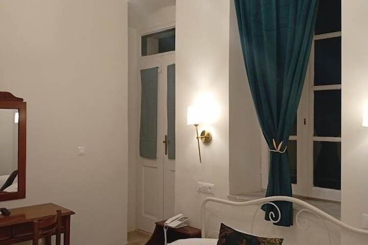 Room 27 of 77