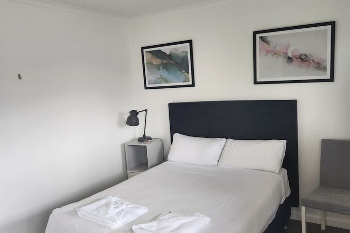 Room 2 of 33
