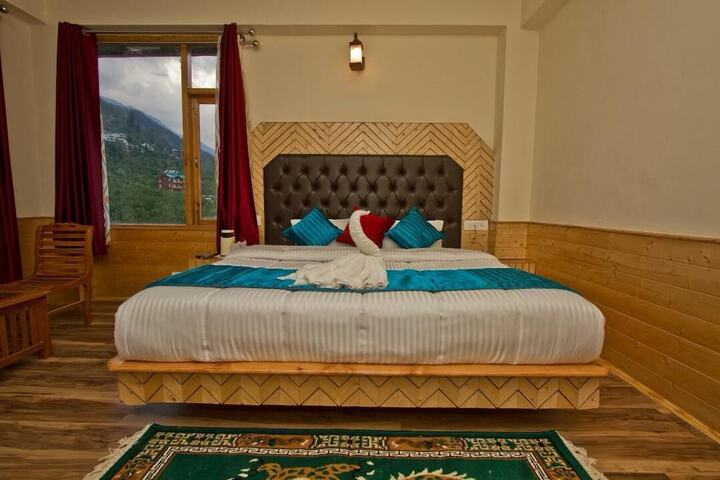 Room 4 of 8