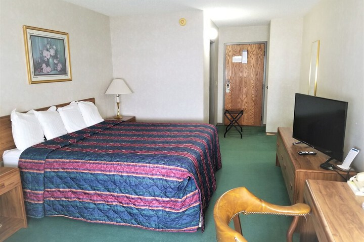 Deluxe Single Queen Bed Accessible (7 of 17)