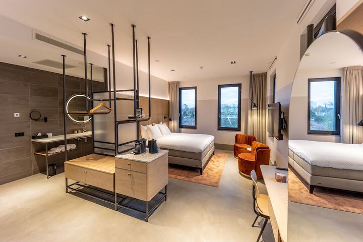 Room 7 of 32