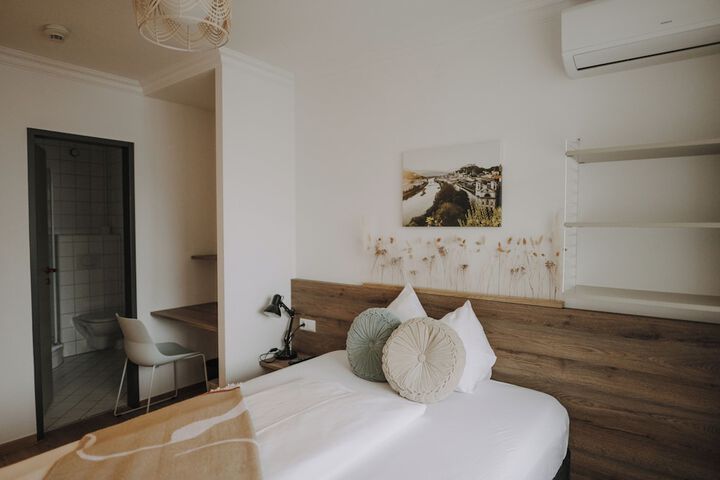 Room 13 of 38