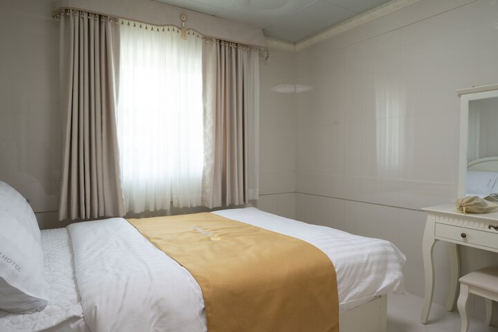 Room 6 of 25