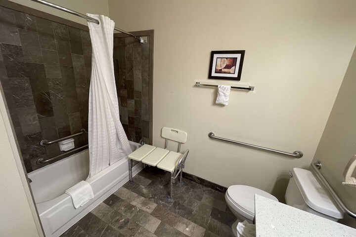 1 King Bed Jetted Tub WiFi, Microwave and Refrigerator Full Breakfast (6 of 13)