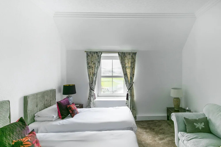 Room 4 of 17