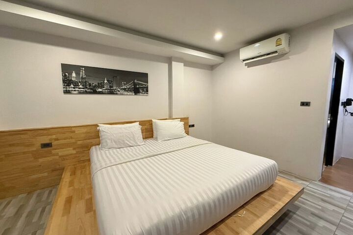 Room 10 of 33