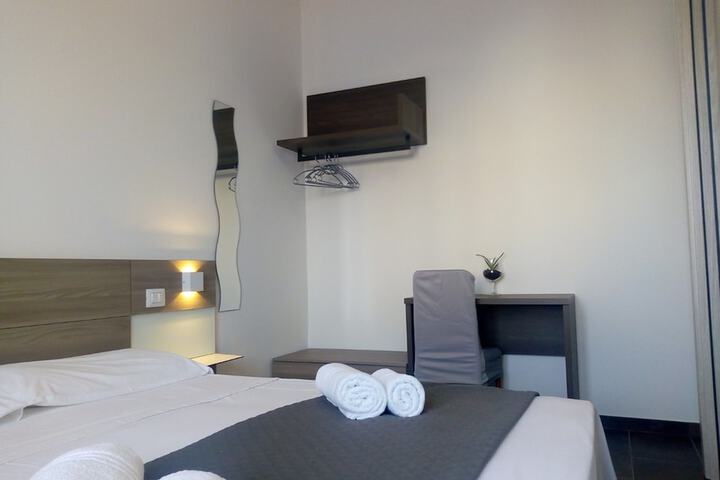 Room 6 of 12