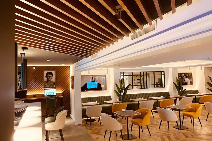 Lounge 72 of 98