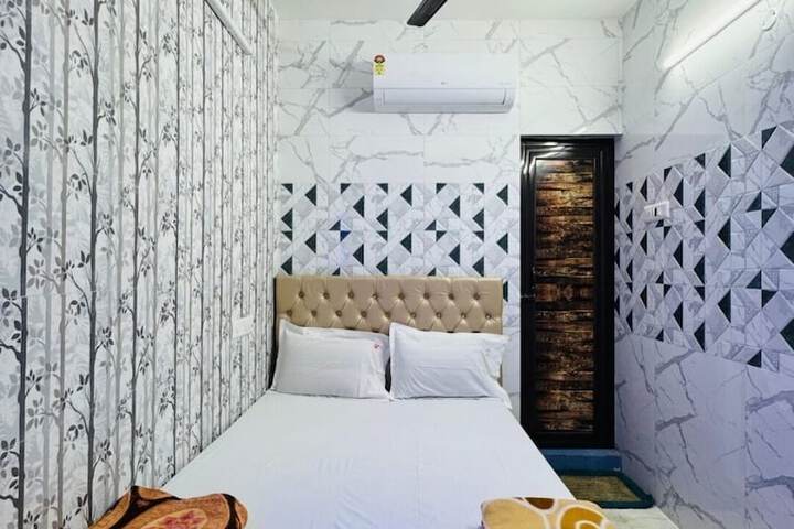 Room 10 of 28