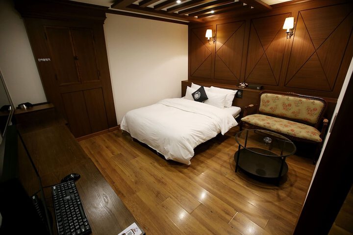 Room 17 of 60