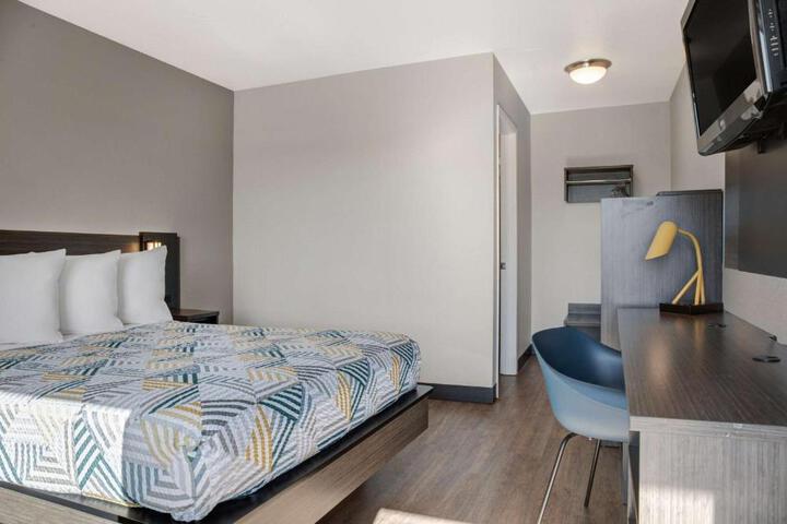 1 Queen Bed Micfridge (4 of 7)