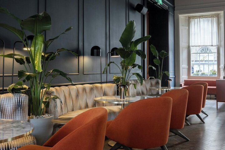 Lounge 92 of 106