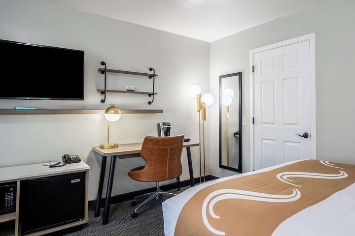 1 Queen Bed (13 of 26)