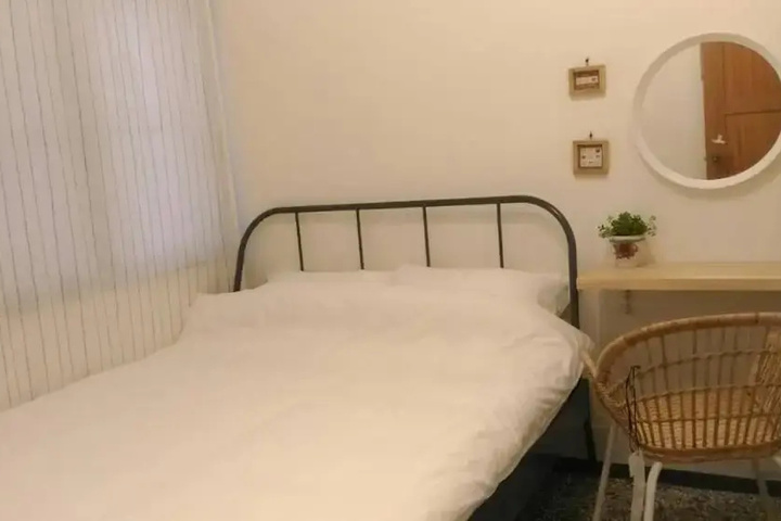 Room 6 of 16