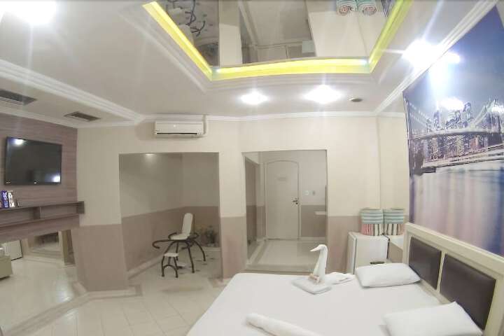 Room 2 of 63