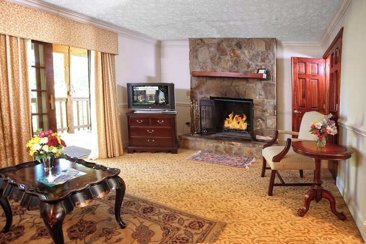 King Fireplace Suite in Valley View Bldg (2 of 5)