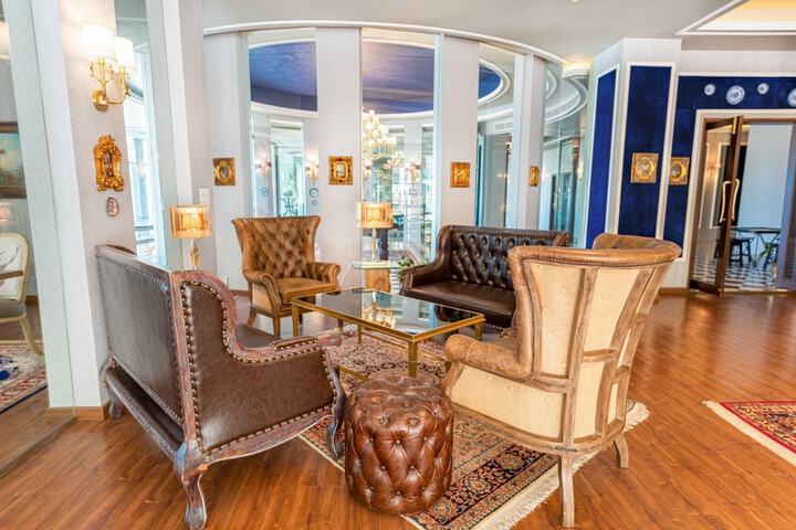 Lounge 68 of 81