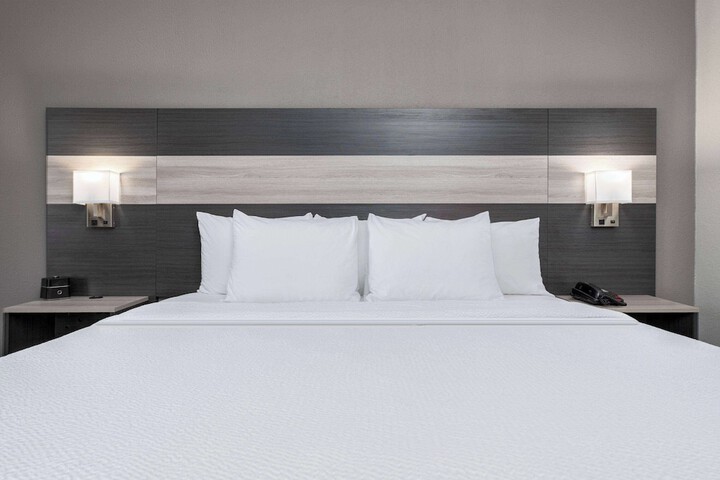 1 King Bed (22 of 27)