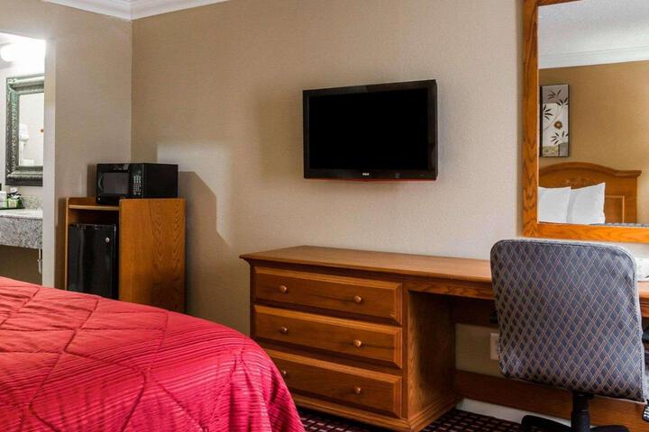 1 King Bed (1 of 15)