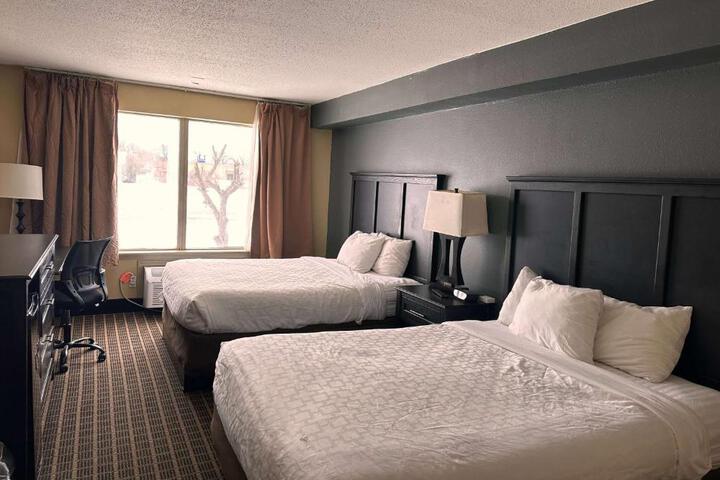 2 Queen Beds (6 of 8)